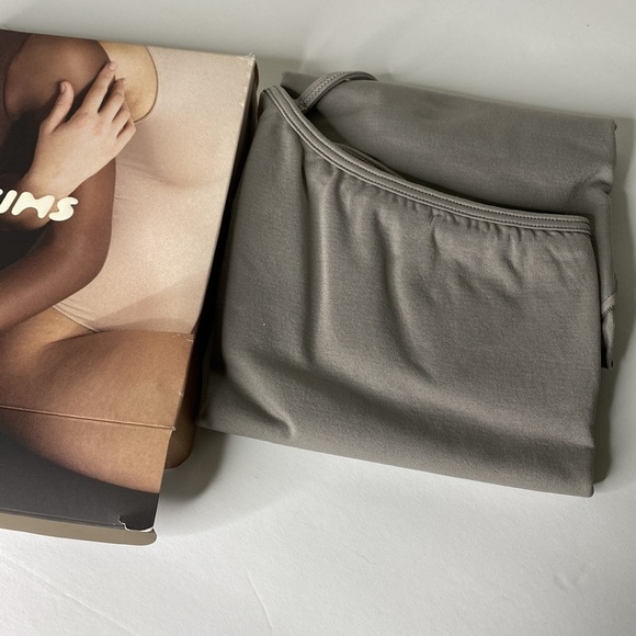 NWT -  Skims Essential One Shoulder Bodysuit in Smoke size 2X/3X - Picture 7 of 7